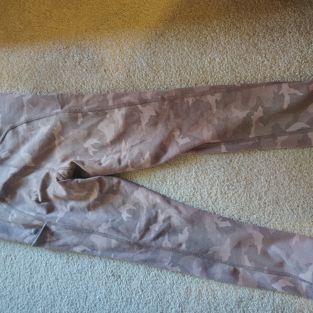 Athleta womens size XS Ultimate Stash Pocket Textured Camo Capri pink pockets